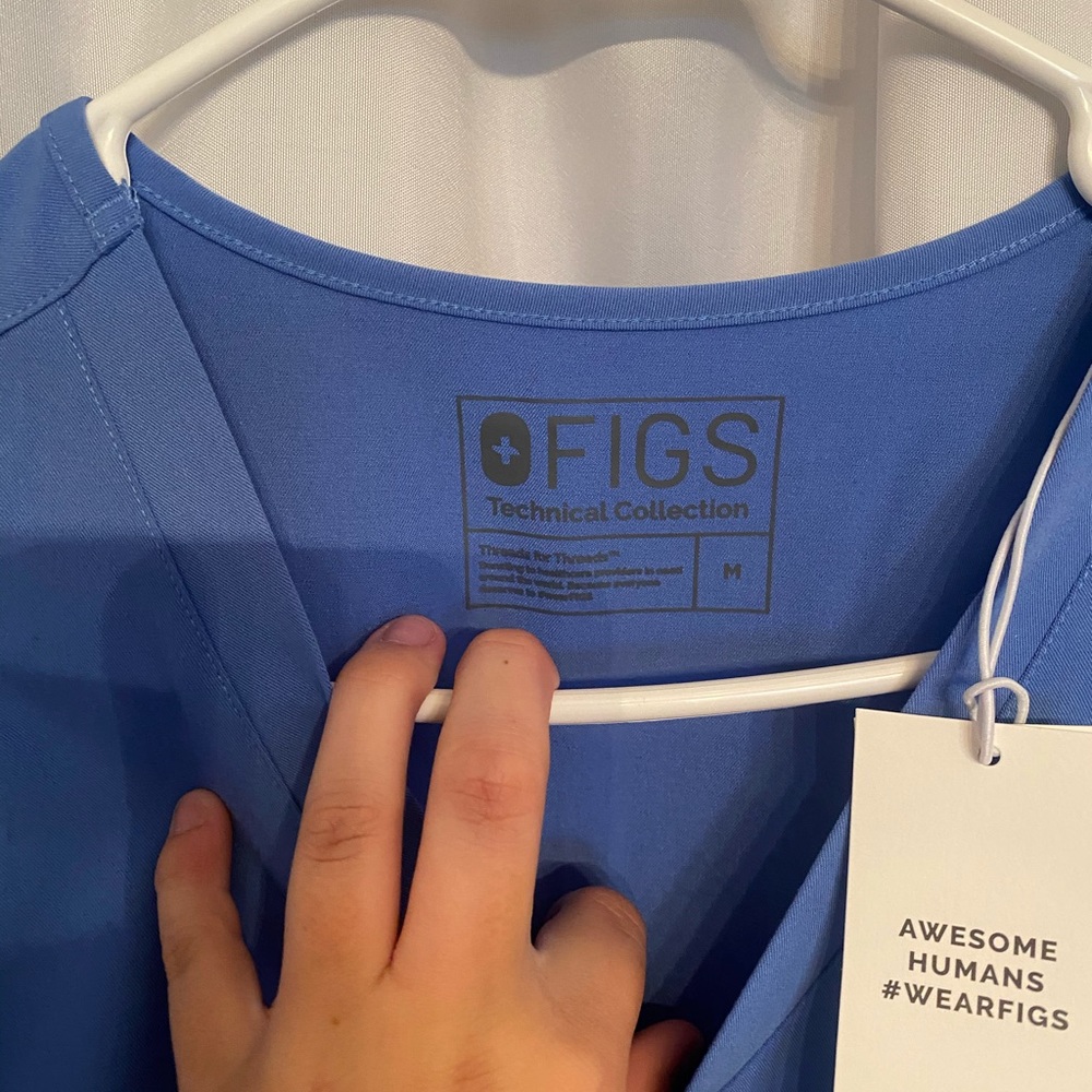 FIGS SCRUB TOP SIZE MEDIUM